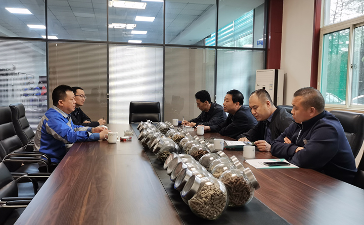 與集團(tuán)總經(jīng)理孫寧波及部門負(fù)責(zé)人座談，就項(xiàng)目建設(shè)、環(huán)境影響、補(bǔ)貼政策等內(nèi)容進(jìn)行了探討交流